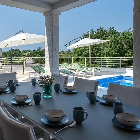 Lovely In With Outdoor Swimming Pool بيت للعطل Kavran