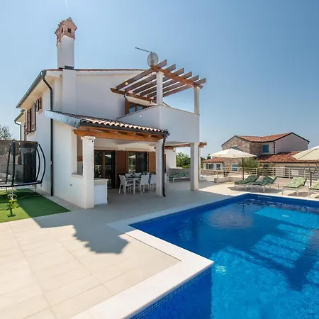 Lovely In With Outdoor Swimming Pool بيت للعطل