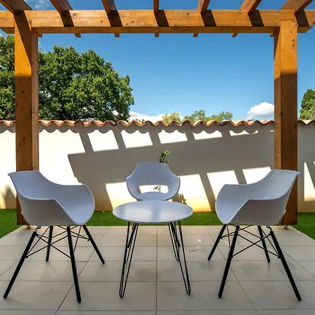 بيت للعطل Lovely In With Outdoor Swimming Pool *